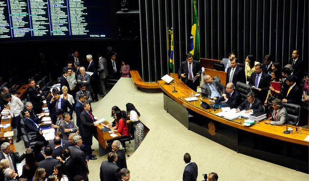 A Câmara dos Deputados aprovou, nesta terça (10), por 452 votos a 18 e 1 abstenção, em segundo turno, a Proposta de Emenda à Constituição 358/13, do Senado, que cria o orçamento impositivo, obrigando a execução das emendas individuais ao orçamento da União até o limite de 1,2% da receita corrente líquida realizada no ano anterior