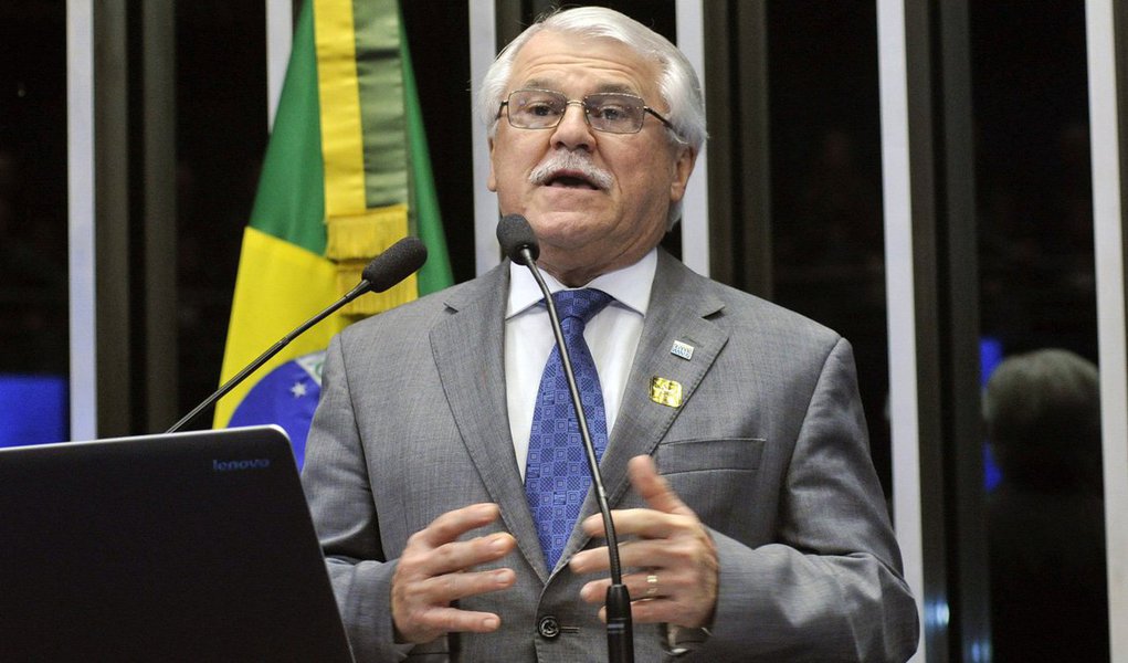 Par o diretor da área de petróleo da Associação Brasileira da Indústria de Máquinas e Equipamentos (Abimaq), Alberto Machado, a Petrobras deve deixar de ser a operadora única do pré-sal e ficar desobrigada de manter participação mínima de 30% nos blocos de exploração de petróleo; para ele, a liberação da exploração na camada do pré-sal para outras companhias, como prevê o projeto do senador José Serra (PSDB-SP), ampliará a demanda do país por máquinas e equipamentos; "Hoje, quando temos um cliente só, a indústria fica, de alguma forma, amarrada a esse cliente", defendeu