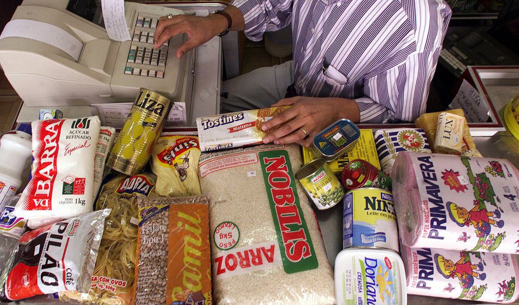 Com alta de 1,35% no primeiro mês do ano, o Rio de Janeiro foi a região metropolitana que registrou a maior inflação medida pelo IPCA-15 de janeiro; a alta da região chegou a ser 0,46 ponto percentual superior à variação média do IPCA-15 para a totalidade das regiões do país que foi 0,89%; para a alta no Rio, foi decisiva a pressão exercida pelos alimentos, que chegaram a subir 1,96%, seguida das tarifas de ônibus urbanos (4,67%), item que refletiu parte do reajuste de 13,34% que entrou em vigor a partir de 2 de janeiro