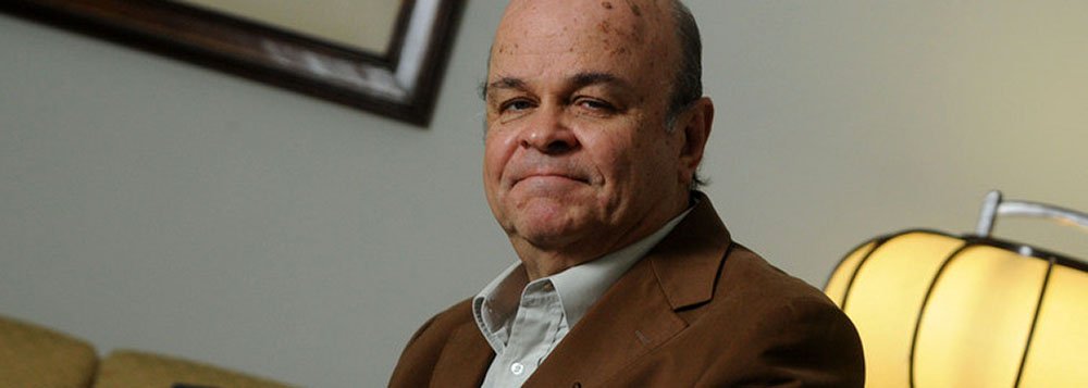 Ex-presidente do Banco Central, Francisco Lopes vê a chegada de uma tempestade perfeita e o caminhando "para a pior recessão dos últimos 25 anos"; "Está havendo uma destruição de massa salarial. Nossa projeção para a massa real de salários da indústria é de queda de 7%", analisa o sócio da consultoria Macrométrica; sobre a crise política, afirma que a presidente Dilma Rousseff deve concluir o mandato "tranquilamente", porque a briga política mira 2018