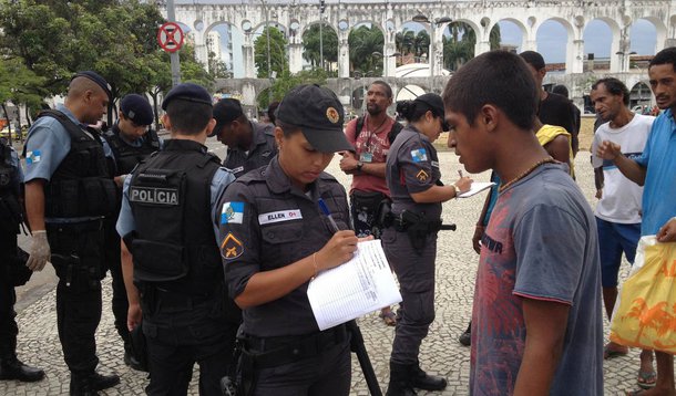 Após constatar irregularidades nas condições de trabalho e de estrutura dos PMs, a promotora de Justiça do MP-RJ, Gláucia Santana, da 6ª Promotoria de Justiça de Tutela de Defesa da Cidadania, disse que o MP-RJ está buscando formas de melhorar a situação; segundo ela, o termo de ajustamento de conduta (TAC), com propostas de investimentos e melhorias foi entregue ao governador Luiz Fernando Pezão, em abril do ano passado; caso não seja assinado o TAC, a promotora poderá propor ação civil pública
 
 