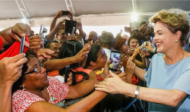 Na cerimônia de entrega de moradias do programa 'Minha Casa, Minha Vida', em São Luís, capital do Maranhão, a presidente Dilma Rousseff foi surpreendida nesta segunda (10)  com um discurso firme de defesa do governador Flávio Dino (PC do B) e da plateia que bradou 'Não vai ter golpe'; confira o vídeo