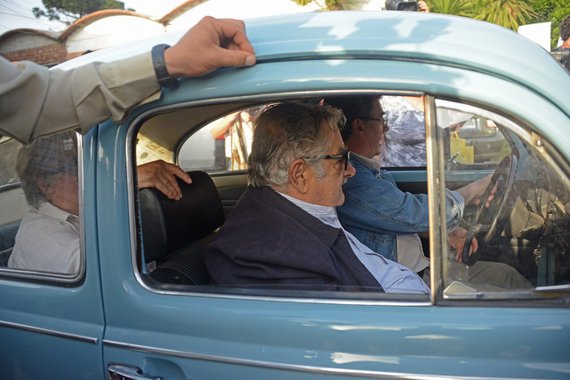 Os uruguaios começaram a votar neste domingo em uma eleição presidencial que marca a saída do presidente José Mujica, um ex-guerrilheiro de 79 anos, tenta devolver o poder ao seu antecessor Tabaré Vázquez; Mujica e Vázquez, de 74 anos, entregaram uma década de forte crescimento econômico, com Mujica legalizando o aborto, o casamento homossexual e a produção, distribuição e venda de maconha; neste domingo, ele chegou de Fusquinha à sua zona eleitoral