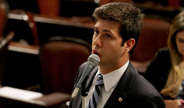 O prefeito Eduardo Paes exonerou nesta segunda-feira, a pedido, o secretário municipal de Transportes, Rafael Picciani; a pasta será ocupada interinamente pela diretora da CET-Rio, Maria Clara Borges de Menezes