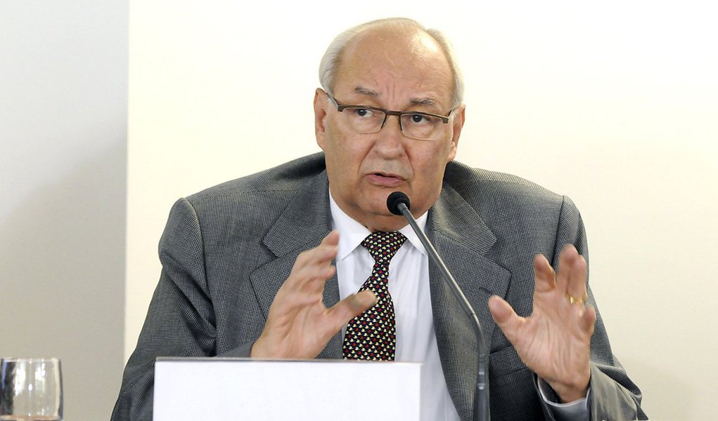 Advogado Ives Gandra da Silva Martins defende o pagamento integral do Imposto de Renda (27,5%), com a multa moratória prevista na legislação, para a repatriação de capitais defendida pelo governo; segundo ele, assim, ‘não haveria nenhum privilégio para quem enviou dinheiro para fora e a própria extinção da punibilidade, que já é prevista na legislação aplicável, estender-se-ia a outras eventuais infrações decorrentes da remessa irregular’