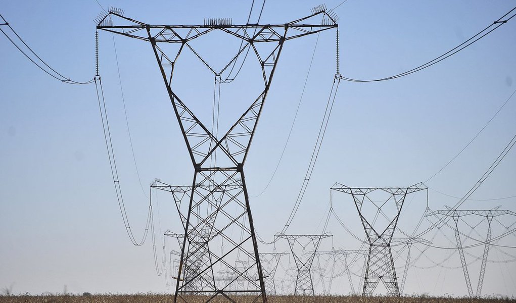 O valor que deverá ser repassado para a conta dos consumidores de energia, neste ano, para custear a Conta de Desenvolvimento Energético (CDE) foi estabelecido em R$ 22 bilhões; o orçamento da CDE para 2015 foi aprovado hoje (27) em reunião extraordinária da diretoria da Agência Nacional de Energia Elétrica (Aneel).