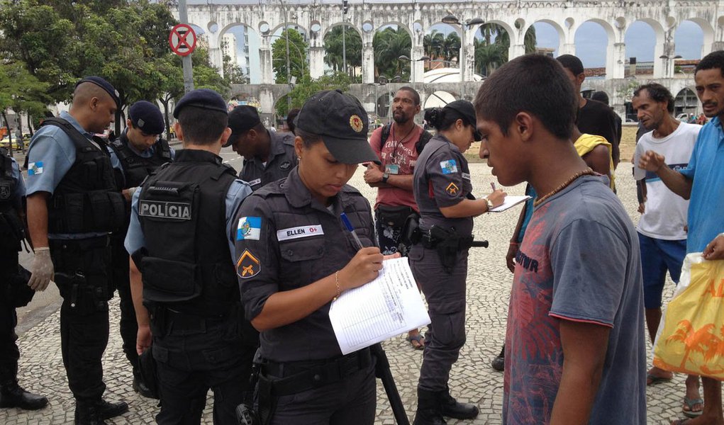 Após constatar irregularidades nas condições de trabalho e de estrutura dos PMs, a promotora de Justiça do MP-RJ, Gláucia Santana, da 6ª Promotoria de Justiça de Tutela de Defesa da Cidadania, disse que o MP-RJ está buscando formas de melhorar a situação; segundo ela, o termo de ajustamento de conduta (TAC), com propostas de investimentos e melhorias foi entregue ao governador Luiz Fernando Pezão, em abril do ano passado; caso não seja assinado o TAC, a promotora poderá propor ação civil pública
 
 