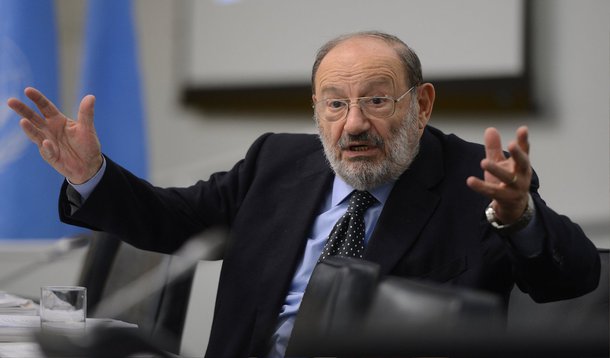 Falando sobre o seu novo romance, Número Zero, sobre o jornalismo chamado na Itália de "máquina de lama", o pensador italiano Umberto Eco defende atualmente que não existe mais um controle da notícia; "Com a Internet, confia em tudo porque não sabe diferenciar a fonte credenciada da disparatada. Basta pensar no sucesso que faz na Internet qualquer página web que fale de complôs ou que invente histórias absurdas: tem um acompanhamento incrível, de internautas e de pessoas importantes que as levam a sério", diz