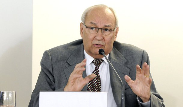 Advogado Ives Gandra da Silva Martins defende o pagamento integral do Imposto de Renda (27,5%), com a multa moratória prevista na legislação, para a repatriação de capitais defendida pelo governo; segundo ele, assim, ‘não haveria nenhum privilégio para quem enviou dinheiro para fora e a própria extinção da punibilidade, que já é prevista na legislação aplicável, estender-se-ia a outras eventuais infrações decorrentes da remessa irregular’
