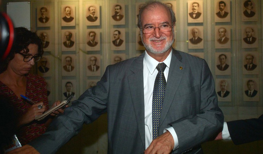 Entre os convidados de honra do PSDB na convenção nacional do partido neste domingo, 5, está o ex-deputado federal Eduardo Azeredo, réu por desvio de dinheiro público e lavagem de dinheiro no escândalo do mensalão do PSDB de Minas; Azeredo renunciou ao mandato de deputado federal no início do ano passado assiste seu processo repousar na 9ª Vara Criminal de Belo Horizonte