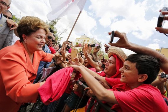 Eu voto na Dilma para ajudar a todos que vi melhorarem de vida, para que todos sejamos cada vez mais iguais