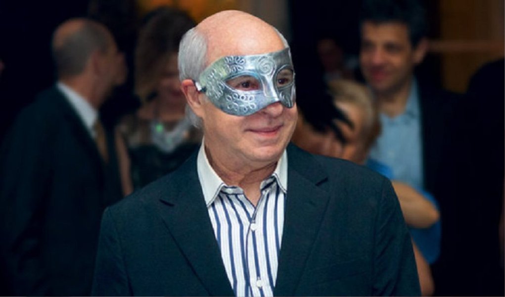 Após o Supremo Tribunal Federal (STF) ter concedido o direito de ficar em silêncio no depoimento que prestará amanhã (9) à Comissão Parlamentar de Inquérito (CPI) da Petrobras, os integrantes da comissão vão pedir a quebra de sigilo do ex-representante da empresa holandesa SBM Offshore no Brasil Julio Faerman; "Nós vamos respeitar o direito constitucional dele ficar em silêncio. Mas acho que imediatamente a CPI tem que quebrar o sigilo bancário, fiscal, telemático, telefônico dele, das empresas e de toda a família e sócios”, avisou nesta segunda (8) o vice-presidente da CPI, deputado Antonio Imbassahy (PSDB)