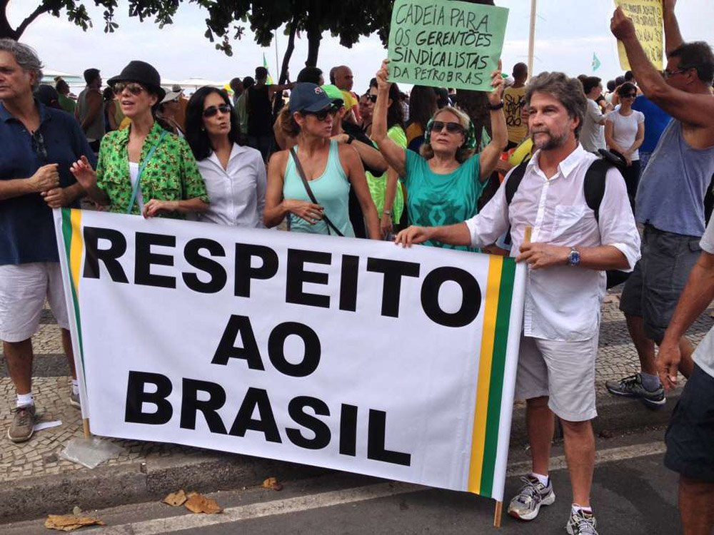 Trineto do imperador Dom Pedro II, dom João de Orleãs e Bragança participou no Rio dos protestos deste domingo, 15; o membro da família real fez questão de dizer que é contra o pedido de impeachment da presidenta Dilma Rousseff; "A presidente Dilma ganhou as eleições legitimamente. E se ela tiver que ser retirada, terá que ser legitimamente, através das eleições. É isso que dá legitimidade ao nosso ato de hoje", destacou; Dom João que os protestos não têm partido; "É muito saudável para a democracia que se mostre a revolta com a corrupção deslavada, organizada e institucionalizada por políticos de vários partidos. O Brasil merece respeito", disse