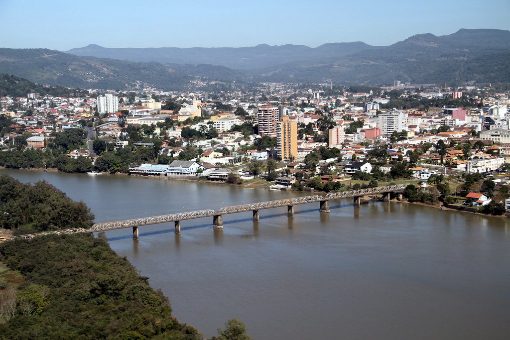 Chuvas continuam em todo o Paraná e preocupação é com o Rio Iguaçu. Na foto, União da Vitória, e o Rio Iguaçu. Foto: José Fernando Ogura