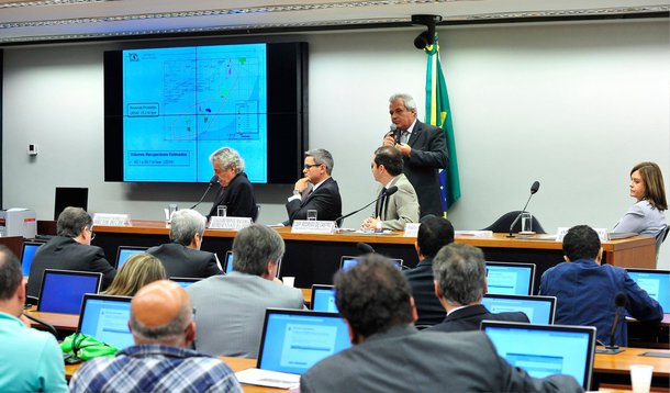 Deputados do governo e da oposição divergiram em relação ao modelo de exploração do petróleo do pré-sal em audiência pública da Comissão de Minas e Energia; "Esse debate está sendo enviesado por um DNA do PSDB, que é o da privatização. Por isso querem mudar o regime da partilha", disse o deputado Fernando Marroni (PT-RS); para o deputado Antonio Imbassahy (PSDB-BA), "a política de conteúdo nacional tem que ser revista. A Petrobras está sendo empurrada para o abismo por conta dessa exigência"