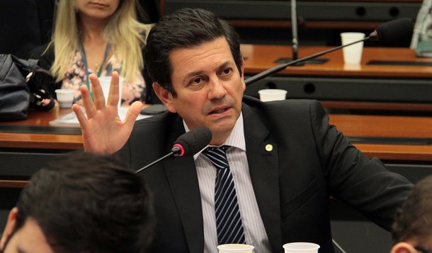 As obras do Comperj, em Itaboraí, região metropolitana da capital fluminense, estão muito atrasadas, segundo deputados federais da CPI que investiga irregularidades na Petrobras; dos nove integrantes da CPI, seis participaram da visita técnica ao local, que incluiu uma explanação dos técnicos responsáveis pela obra; para o deputado Otávio Leite (PSDB-RJ), as obras, inicialmente previstas para serem concluídas em 2012, só ficarão prontas em 2017; "Cerca de 83% das obras estão concluídas, mas não vimos muito movimento de obra", disse 