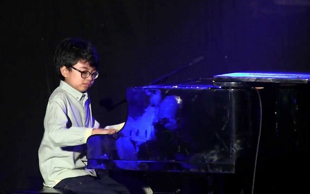 Criado ouvindo os discos antigos de seu pai, Joey Alexander toca um jazz moderno e afiado que você não esperaria de um pré-adolescente. Ouça como o garoto de 11 anos encanta a plateia TED com sua apresentação muito especial de um clássico de Thelonious Monk.