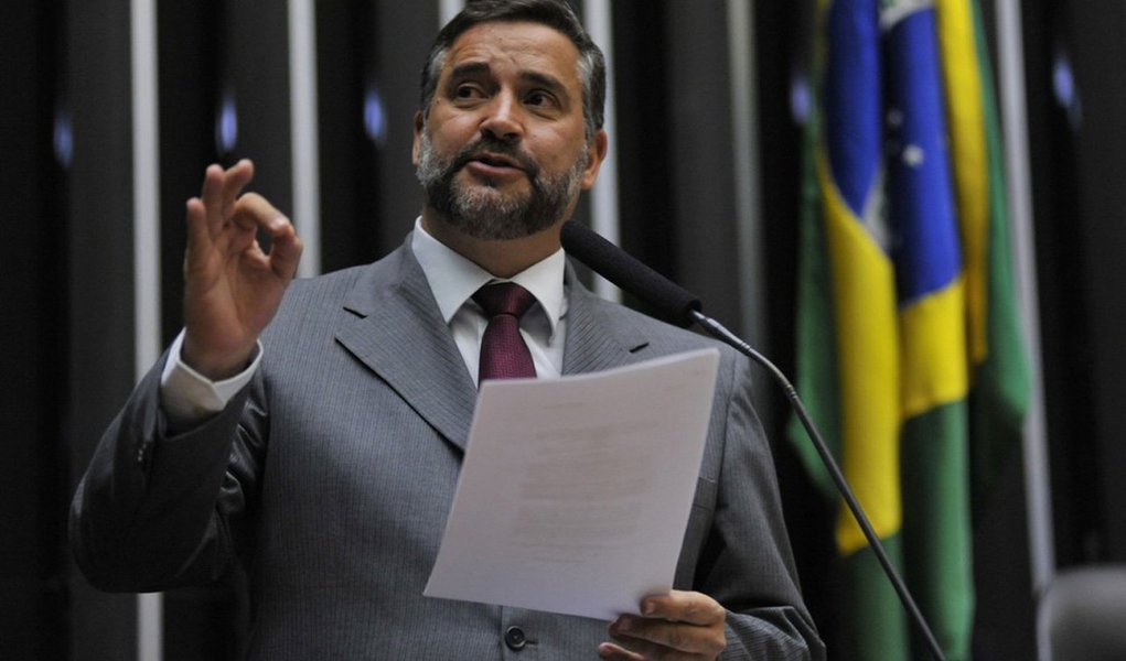 Juiz Ricardo Augusto Soares Leite, responsável pela 10ª Vara Federal do DF, não responde mais pelo processo da Operação Zelotes, que investiga julgamentos do Conselho Administrativo de Recursos Fiscais (Carf); magistrado, que havia negado pedidos de prisão temporária de 26 investigados, solicitados pelo Ministério Público Federal, teve sua conduta criticada pelo MPF e pela Polícia Federal;  "Esse episódio no Carf parece contar com uma rede de proteção para que as ilegalidades não sejam tornadas públicas, e o maior exemplo disso é o desinteresse da mídia sobre os R$ 20 bilhões que foram desviados dos cofres públicos", criticou deputado Paulo Pimenta; quem responderá pelo caso será a juíza Marianne Borré