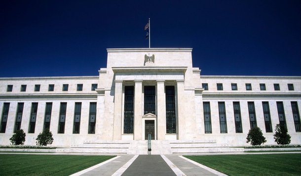 O Banco Central norte-americano, Federal Reserve, deixou inalteradas as taxas básicas de juros, próximas de zero, e mostrou-se mais pessimista sobre o crescimento econômico e o desemprego nos Estados Unidos em 2015; PIB deste ano no país deverá ser entre 1,8% e 2%