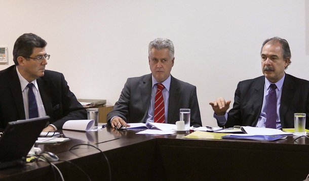 O governo de Brasília está próximo de ser autorizado a utilizar os depósitos judiciais para fazer o pagamento de precatórios; ministros da Casa Civil e da Fazenda, Aloizio Mercadante e Joaquim Levy, respectivamente, disseram ao governador Rodrigo Rollemberg que um projeto de lei deve ser sancionado pela presidente Dilma; a medida atinge todas as unidades da Federação; levantamento da Procuradoria-Geral do DF aponta que, em julho, a dívida com precatórios — débitos do governo em face de condenações judiciais — girava em torno de R$ 2,8 bilhões; mensalmente são gastos cerca de R$ 25 milhões com essa finalidade