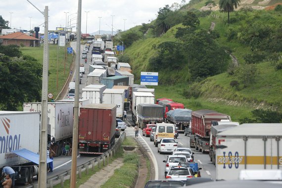 Sob risco de multas de até R$ 10 mil por hora, protesto ainda atinge ao menos 30 pontos em rodovias de três Estados do país - Santa Cataria e Rio Grande do Sul estão com 13 pontos de interdição, cada; caminhoneiros protestam pela redução do custo com diesel, além de melhores condições de frete