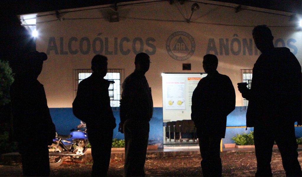 Comemorando 40 anos de existência, o grupo Al-Anon (Alcoólicos Anônimos) está reunido neste final de semana em Sobradinho, região administrativa do Distrito Federal, para discutir o tema "Alcoolismo, a Doença da Família"; o movimento foi criado por mulheres de alcoólicos para apoiar parentes e amigos de pessoas viciadas em álcool; a reunião ocorre simultaneamente ao Encontro Anual do Alcoólicos Anônimos do DF; doença que pode deixar sequelas por toda a vida, o alcoolismo marca não só quem bebe, mas toda uma família