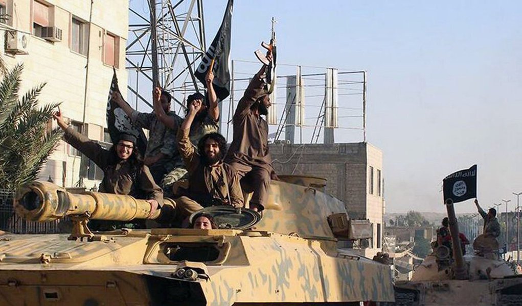  Pelo menos 41 pessoas morreram desde domingo (9) durante um ataque do grupo extremista Estado Islâmico contra o Aeroporto Militar de Kueires, na província de Alepo, na Síria, controlado pelo regime sírio; pelo menos 15 soldados do governo, incluindo 12 oficiais, e 26 jihadistas perderam a vida durante a ofensiva iniciada no domingo para conseguir o domínio da base aérea, que está cercada pelos radicais