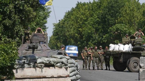 Conflitos das últimas 24 horas na zona de controle separatista em Donetsk, na Ucrânia, resultaram na morte de oito civis e 70 rebeldes separatistas; outros 14 civis ficaram feridos em bombardeios com armamento pesado contra as principais áreas pró-Rússia de Donetsk e Gorlovka, informaram porta-vozes dos rebeldes; os dois lados acusaram-se de ataques com fogo de artilharia durante toda a noite, apesar de estar em marcha um plano de paz para o fim do conflito