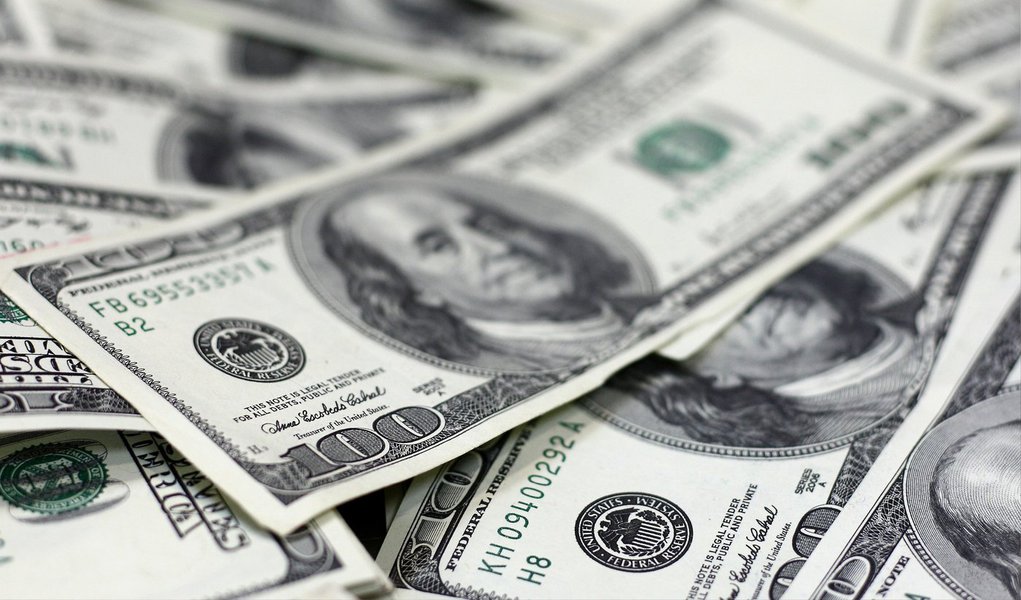 Saldo da entrada e saída de dólares do país foi positivo em US$ 6,927 bilhões em outubro, segundo dados do Banco Central; é o melhor resultado mensal desde maio do ano passado e o melhor outubro em cinco anos