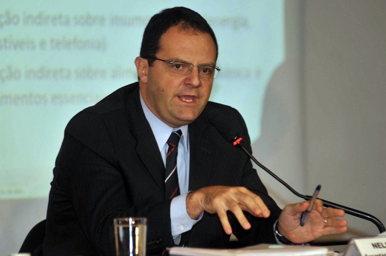 Ministro do Planejamento afirma que governo federal está fazendo uma "correção de excessos" para viabilizar os direitos trabalhistas no futuro; em entrevista à Folha, Nelson Barbosa informa que gastos do governo serão limitados ao crescimento do PIB e explica que o realinhamento de preços é necessário para a "ampla recuperação da economia rapidamente"