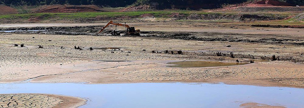 Pela decisão, o limite mínimo na barragem de Santa Cecília, no Rio Paraíba do Sul, que abastece o Rio de Janeiro, passa a 140 metros cúbicos por segundo, ante 190 metros cúbicos por segundo anteriormente, até 28 de fevereiro deste ano