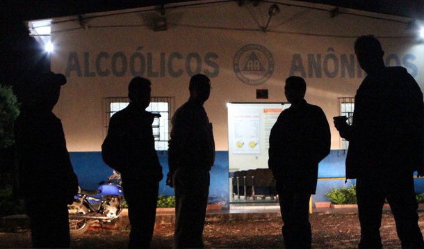 Comemorando 40 anos de existência, o grupo Al-Anon (Alcoólicos Anônimos) está reunido neste final de semana em Sobradinho, região administrativa do Distrito Federal, para discutir o tema "Alcoolismo, a Doença da Família"; o movimento foi criado por mulheres de alcoólicos para apoiar parentes e amigos de pessoas viciadas em álcool; a reunião ocorre simultaneamente ao Encontro Anual do Alcoólicos Anônimos do DF; doença que pode deixar sequelas por toda a vida, o alcoolismo marca não só quem bebe, mas toda uma família