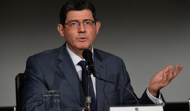 Ministro da Fazenda deu a declaração ao jornal britânico Financial Times, durante o Fórum Econômico Mundial, em Davos; na entrevista, Joaquim Levy falou sobre a necessidade de "livrar-se de subsídios e ajustar os preços", além de, a fim de colocar as finanças em ordem, "fazer cortes em várias áreas"