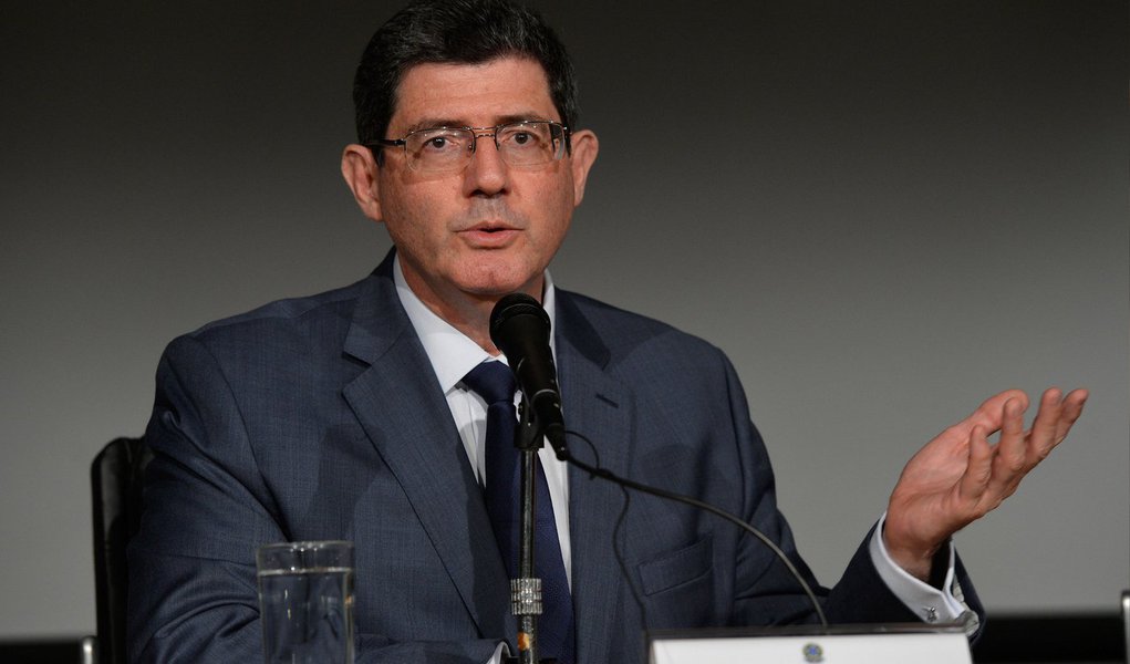 Ministro da Fazenda deu a declaração ao jornal britânico Financial Times, durante o Fórum Econômico Mundial, em Davos; na entrevista, Joaquim Levy falou sobre a necessidade de "livrar-se de subsídios e ajustar os preços", além de, a fim de colocar as finanças em ordem, "fazer cortes em várias áreas"