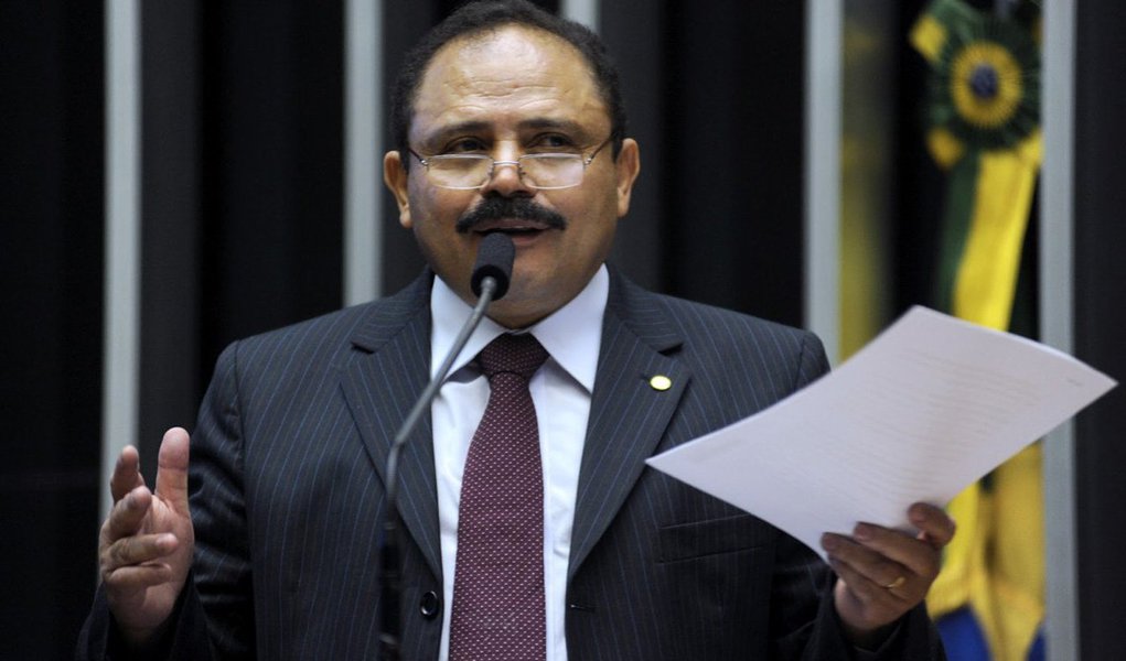 Em caso de renúncia de Eduardo Cunha (PMDB), denunciado pela Procuradoria-Geral da República por corrupção e lavagem de dinheiro, assumiria o vice-presidente da Câmara, Waldir Maranhão (PP-MA), um dos 32 integrantes do PP investigado na Lava Jato; eleito em fevereiro deste ano, com o apoio de Cunha, ele foi apontado pelo doleiro Alberto Youssef como um dos deputados que recebeu dinheiro por meio da empresa GFD, usada para distribuir propina entre políticos 