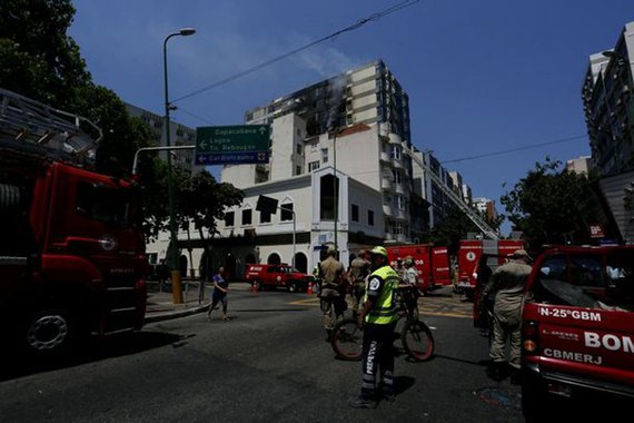 Um grande incêndio atingiu um prédio comercial na Rua Visconde de Pirajá, em Ipanema, na Zona Sul do Rio, por volta das 13h30 deste sábado (17); bombeiros do quartel de Copacabana foram chamados para controlar as chamas que já não eram mais vistas por volta das 14h30; cinco pessoas foram atendidas por terem inalado fumaça