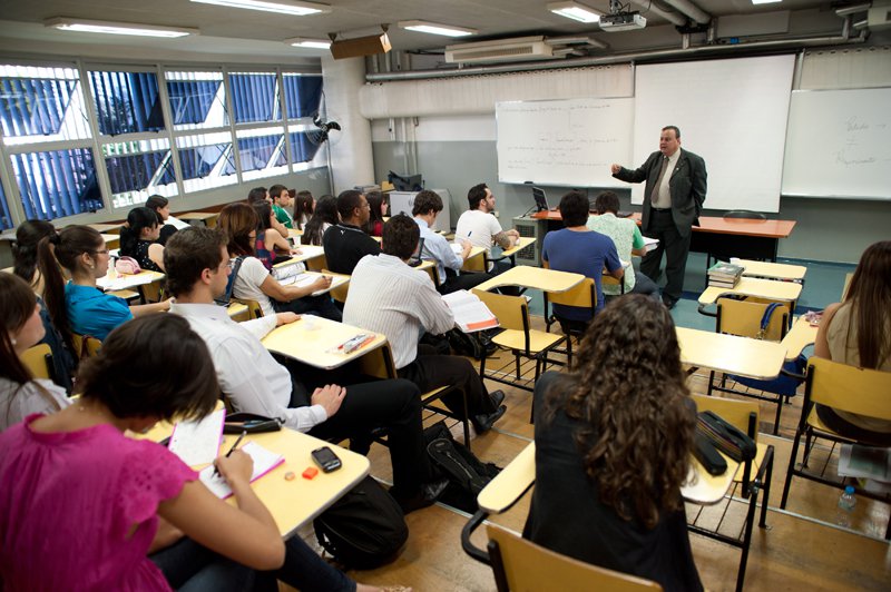 Aqui, caberia como uma luva o conceito nietzschiano de "cultura filistéia" e a menção extensiva e quantitativa da experiência docente como critério de excelência acadêmica.