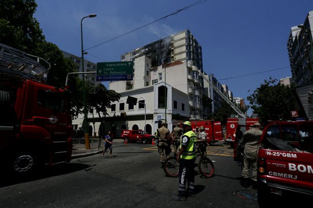 Um grande incêndio atingiu um prédio comercial na Rua Visconde de Pirajá, em Ipanema, na Zona Sul do Rio, por volta das 13h30 deste sábado (17); bombeiros do quartel de Copacabana foram chamados para controlar as chamas que já não eram mais vistas por volta das 14h30; cinco pessoas foram atendidas por terem inalado fumaça