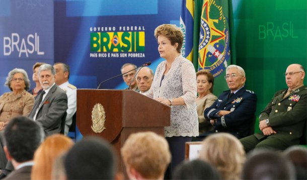Em almoço com oficiais-generais generais da Marinha, Aeronáutica e do Exército, a presidente disse destacou investimentos do seu governo no fortalecimento das Forças Armadas e agradeceu o trabalho dos militares em eventos como a Copa do Mundo e no apoio às forças civis de segurança pública; "No Brasil de hoje, defesa e democracia andam juntas. No Brasil que estamos construindo, defesa, desenvolvimento e democracia se reforçam mutuamente", discursou Dilma Rousseff