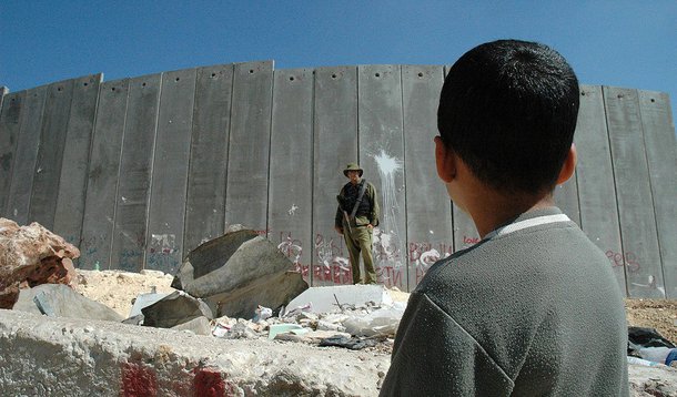 O texto, submetido pela Jordânia, teve 8 votos a favor, 2 contra e 5 abstenções, sendo que necessitava de 9 votos favoráveis para ser aprovado e ainda que nenhum dos cinco países permanentes do Conselho de Segurança votasse contra o texto; Além da Jordânia, votaram favoravelmente pela resolução o grupo árabe da ONU, a Argentina, o Chade, Chile, a China, França, Luxemburgo e a Rússia. Os Estados Unidos e a Austrália votaram contra, e os representantes do Reino Unido, da Lituânia, Nigéria, Coreia e de Ruanda abstiveram-se