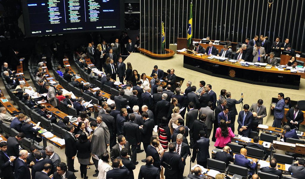 Uma sessão solene do Congresso Nacional foi convocada para a cerimônia de promulgação da Emenda Constitucional do Orçamento Impositivo; com ela, o governo fica obrigado a executar as emendas parlamentares ao Orçamento até o limite de 1,2% da receita corrente líquida; a aprovação da chamada PEC do Orçamento Impositivo foi considerada uma conquista dos parlamentares, que não precisarão mais negociar com o governo para ver suas emendas liberadas