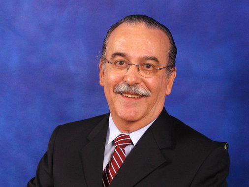 José Roberto Mendonça de Barros, que foi secretário de Política Econômica de FHC, defende que a Petrobras não socorra a Sete Brasil e compre navios e plataformas fora do País; "um navio sonda (FPSO), antes da queda do petróleo, tinha um preço internacional de US$ 900 milhões, aproximadamente. Com os custos locais mais elevados, as sondas da Petrobrás contratadas, por exemplo, com a Sete Brasil, tinham custos da ordem de US$ 1,1-1,2 bilhão. Hoje, com a queda do mercado, é possível adquirir o mesmo equipamento por US$ 600 milhões", argumenta