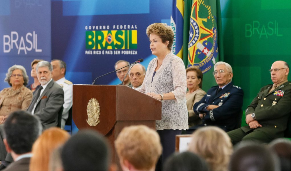 Em almoço com oficiais-generais generais da Marinha, Aeronáutica e do Exército, a presidente disse destacou investimentos do seu governo no fortalecimento das Forças Armadas e agradeceu o trabalho dos militares em eventos como a Copa do Mundo e no apoio às forças civis de segurança pública; "No Brasil de hoje, defesa e democracia andam juntas. No Brasil que estamos construindo, defesa, desenvolvimento e democracia se reforçam mutuamente", discursou Dilma Rousseff