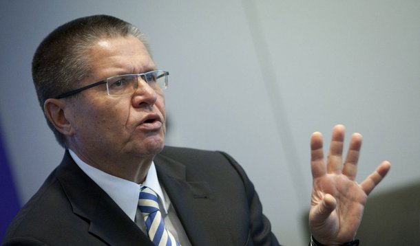 O ministro da economia da Rússia, Alexei Ulyukayev, disse que o ministério prevê queda de três por cento na economia do país em 2015 e uma inflação de 12 por cento até o final do ano, afirmou a agência de notícias Interfax neste sábado; ele baseia sua previsão macroeconômica no preço médio de 50 dólares por barril de petróleo, principal produto de exportação da Rússia