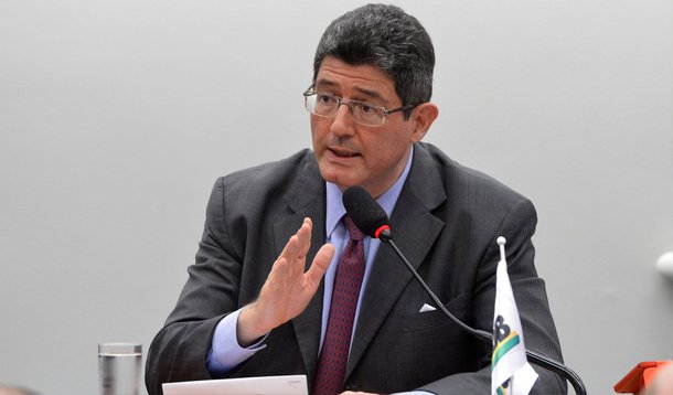 O ministro Joaquim Levy disse nesta segunda (1º), em Washington, que se o governo tomar as providências necessárias com rapidez para recuperar a confiança dos investidores, "nós temos bastante chance de ver uma segunda metade do ano, favorável para economia"; "No momento, temos que começar a focar cada vez mais em reformas do lado da oferta", disse Levy, referindo-se a medidas que poderiam impulsionar a produtividade ao simplificar o sistema tributário e reduzir a burocracia