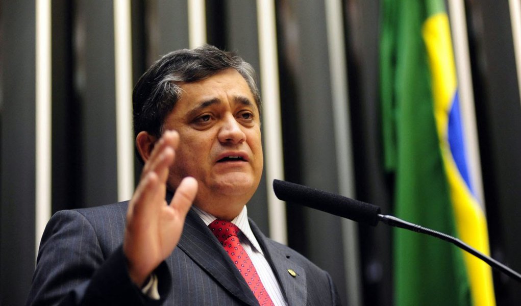 Líder do governo na Câmara, José Guimarães (PT-CE), afirmou nesta segunda-feira, 8, que dedicará as próximas horas a buscar consenso entre os líderes da base aliada pela aprovação do Projeto de Lei (PL) 863/15, que modifica as regras da desoneração da folha de pagamentos concedidas a 56 setores da economia; "Vamos ter que discutir questões que são fundamentais como a vigência imediata. O governo considera que não podemos fazer excepcionalidade porque é injusto com outros setores da economica, mas vamos dialogar com o relator", afirmou