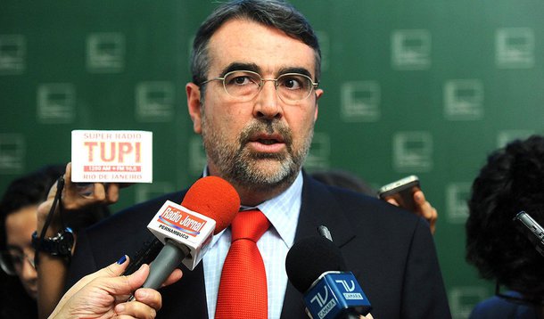 Parlamentares se dividem entre financiamento público, privado ou misto, com limites; “É preciso estabelecer um teto de gastos, de forma que aquele que desrespeitar as regras seja fortemente punido. De acordo com Fontana, reduzir a área geográfica de campanha também não resolve, “pois, sem limite, pode-se fazer uma campanha caríssima nessa circunscrição menor”, disse o deputado Henrique Fontana (PT-RS); processo parado no STF por fim de doações privadas e proposta popular de plebiscito constituinte são ignorados