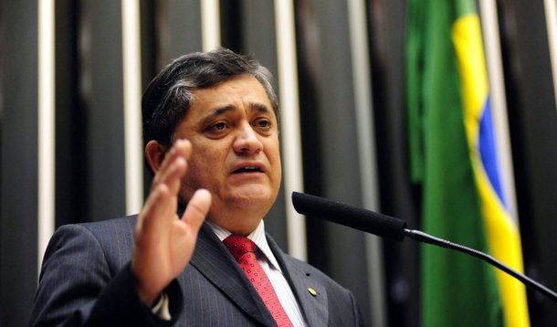 Líder do governo na Câmara, José Guimarães (PT-CE), afirmou nesta segunda-feira, 8, que dedicará as próximas horas a buscar consenso entre os líderes da base aliada pela aprovação do Projeto de Lei (PL) 863/15, que modifica as regras da desoneração da folha de pagamentos concedidas a 56 setores da economia; "Vamos ter que discutir questões que são fundamentais como a vigência imediata. O governo considera que não podemos fazer excepcionalidade porque é injusto com outros setores da economica, mas vamos dialogar com o relator", afirmou