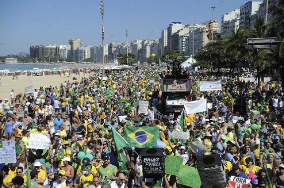 No Rio de Janeiro, o protesto contra o governo federal se concentrou na Praia de Copacabana, na Zona Sul; movimento começou por volta de 10h, na altura do Posto 5; seis carros de som deram apoio à manifestação na Avenida Atlântica; protesto foi organizado nas redes sociais por movimentos como Vem Pra Rua, Brasil Livre e Revoltados Online