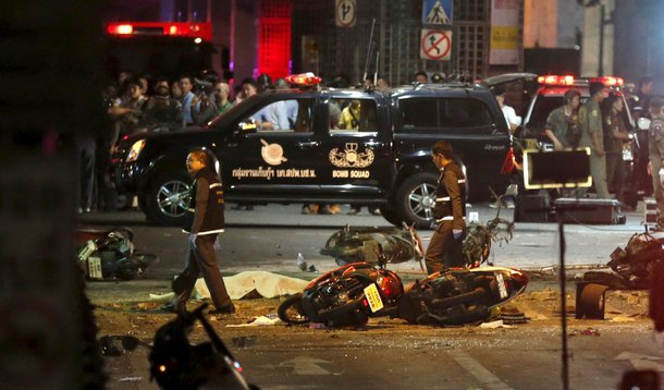 Uma bomba colocada em uma motocicleta explodiu nesta segunda-feira, 17, perto a um templo hindu na capital tailandesa, matando 27 pessoas, incluindo turistas estrangeiros; governo da Tailândia classificou o ataque como uma tentativa de destruir a economia; "Os criminosos pretendiam destruir a economia e o turismo, porque o incidente aconteceu no coração do distrito turístico", disse o ministro da Defesa tailandês, Prawit Wongsuwan, à Reuters